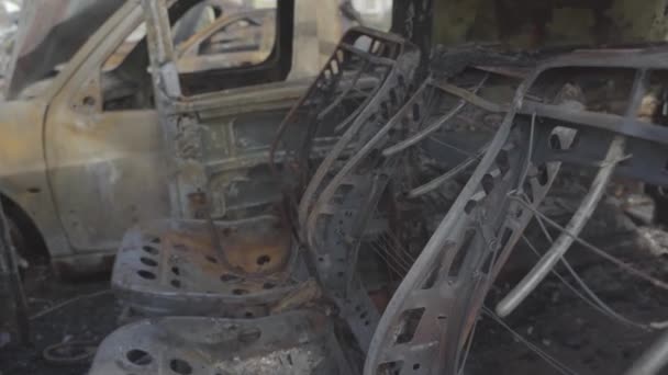 城市被轰炸后 在居民楼附近的停车场内焚烧汽车 乌克兰 Kyiv Troieshchyna区 — 图库视频影像