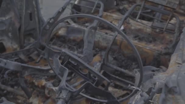 Brända Bilar Parkeringsplats Nära Bostadshus Efter Att Staden Bombades Ukraina — Stockvideo