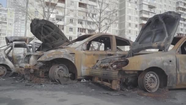 Burnt Cars Parking Lot Residential Buildings City Bombed Ukraine Kyiv — стоковое видео