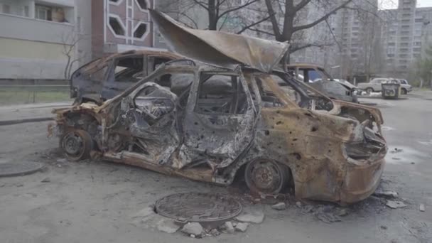 Brända Bilar Parkeringsplats Nära Bostadshus Efter Att Staden Bombades Ukraina — Stockvideo