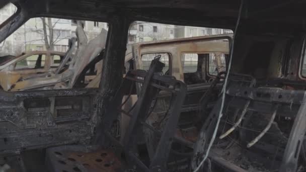 Verbrannte Autos Auf Einem Parkplatz Der Nähe Von Wohnhäusern Nachdem — Stockvideo