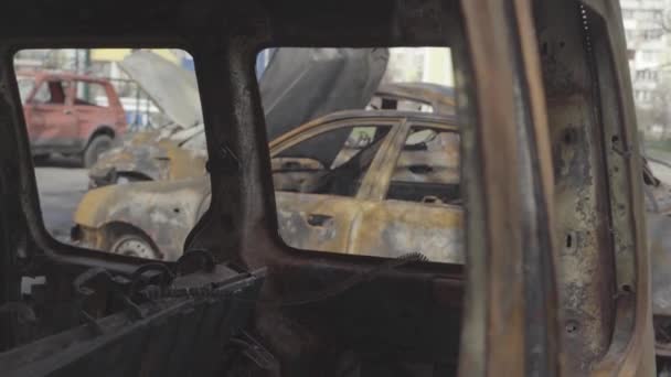 Spálená Auta Parkovišti Poblíž Obytných Budov Bombardování Města Ukrajina Kyjev — Stock video