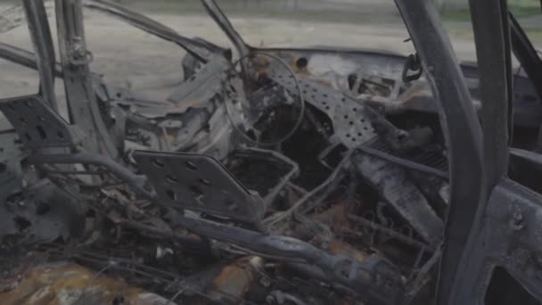 Verbrannte Autos Auf Einem Parkplatz Der Nähe Von Wohnhäusern Nachdem — Stockvideo