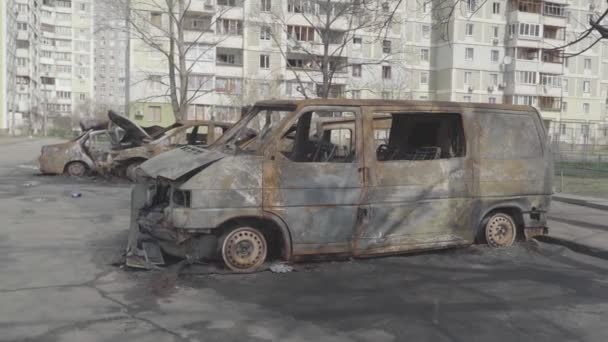 Verbrannte Autos Auf Einem Parkplatz Der Nähe Von Wohnhäusern Nachdem — Stockvideo