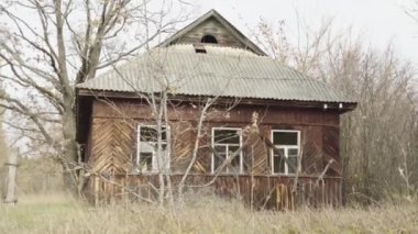 Çernobil sınırlama bölgesinde terk edilmiş radyoaktif köy. Rudnya-Veresnya köyü. Ukrayna.