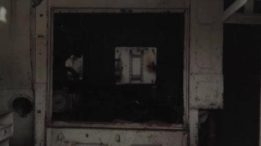 Sovyetler Birliği 'nin terk edilmiş paslı radyoaktif ekipmanları. Rassokha 'daki teknoloji mezarlığı. Çernobil. Ukrayna