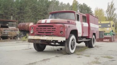 Sovyetler Birliği 'nin terk edilmiş paslı radyoaktif ekipmanları. Rassokha 'daki teknoloji mezarlığı. Çernobil. Ukrayna