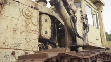 Sovyetler Birliği 'nin terk edilmiş paslı radyoaktif ekipmanları. Rassokha 'daki teknoloji mezarlığı. Çernobil. Ukrayna