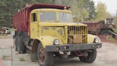 Sovyetler Birliği 'nin terk edilmiş paslı radyoaktif ekipmanları. Rassokha 'daki teknoloji mezarlığı. Çernobil. Ukrayna