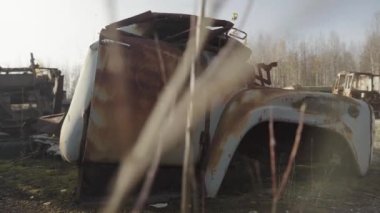 Sovyetler Birliği 'nin terk edilmiş paslı radyoaktif ekipmanları. Rassokha 'daki teknoloji mezarlığı. Çernobil. Ukrayna