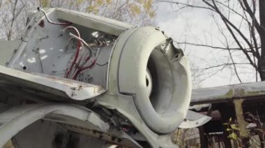 Sovyetler Birliği 'nin terk edilmiş paslı radyoaktif ekipmanları. Rassokha 'daki teknoloji mezarlığı. Çernobil. Ukrayna