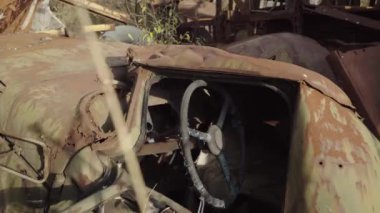 Sovyetler Birliği 'nin terk edilmiş paslı radyoaktif ekipmanları. Rassokha 'daki teknoloji mezarlığı. Çernobil. Ukrayna