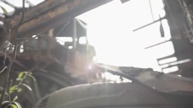 Sovyetler Birliği 'nin terk edilmiş paslı radyoaktif ekipmanları. Rassokha 'daki teknoloji mezarlığı. Çernobil. Ukrayna