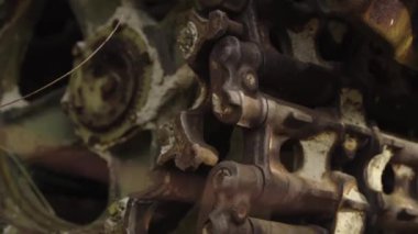 Sovyetler Birliği 'nin terk edilmiş paslı radyoaktif ekipmanları. Rassokha 'daki teknoloji mezarlığı. Çernobil. Ukrayna