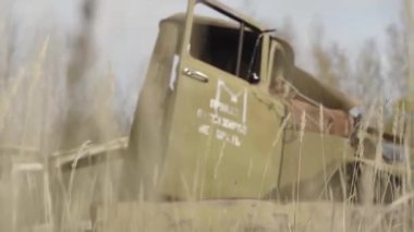 Sovyetler Birliği 'nin terk edilmiş paslı radyoaktif ekipmanları. Rassokha 'daki teknoloji mezarlığı. Çernobil. Ukrayna