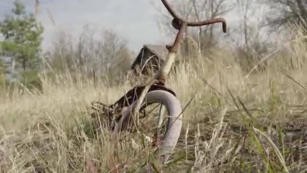 Rusty Abandonó Bicicleta Infantil Los Tiempos Unión Soviética Pueblo Radiactivo — Vídeo de stock