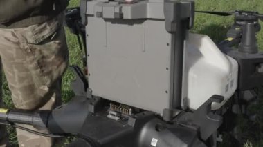 İHA 'yı uçuştan önce alanın işleyişine göre ayarlıyorum. Agro drone sahada çalışıyor. Kimyasallarla alan tedavisi. Böceklere böcek ilacı sıkmak. Tarım sektörü.