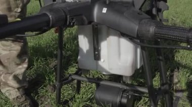 İHA 'yı uçuştan önce alanın işleyişine göre ayarlıyorum. Agro drone sahada çalışıyor. Kimyasallarla alan tedavisi. Böceklere böcek ilacı sıkmak. Tarım sektörü.