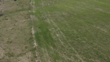 Agro drone sahada çalışıyor. Kimyasallarla alan tedavisi. Böceklere böcek ilacı sıkmak. Tarım sektöründe yenilikler. Yeni teknolojiler. Havadan. 