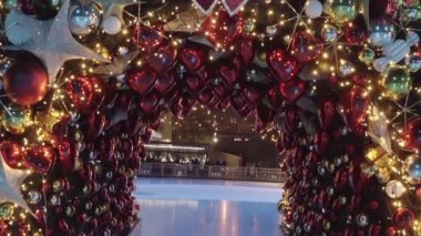 Kyiv 'de yeni yıl ağacı. Tatillerde. Aydınlatmalardan yapılmış güzel dekore edilmiş bir Noel ağacı. Ukrayna. Havadan