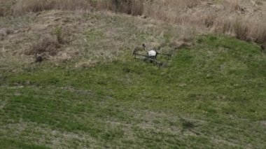 Agro drone sahada çalışıyor. Kimyasallarla alan tedavisi. Böceklere böcek ilacı sıkmak. Tarım sektöründe yenilikler. Yeni teknolojiler. Havadan. 