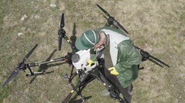 İHA 'yı uçuştan önce alanın işleyişine göre ayarlıyorum. Agro drone sahada çalışıyor. Kimyasallarla alan tedavisi. Böceklere böcek ilacı sıkmak. Tarım sektörü.