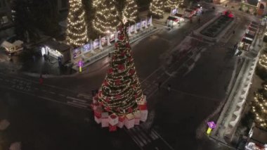 Kyiv 'de yeni yıl ağacı. Tatillerde. Aydınlatmalardan yapılmış güzel dekore edilmiş bir Noel ağacı. Ukrayna. Havadan