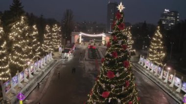 Kyiv 'de yeni yıl ağacı. Tatillerde. Aydınlatmalardan yapılmış güzel dekore edilmiş bir Noel ağacı. Ukrayna. Havadan