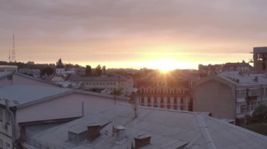 Podol, Kyiv 'in eski bir ilçesidir. Gün batımı. Yaz. Çatı katları. Havadan. ufuk çizgisi