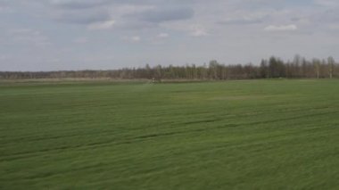 Agro drone sahada çalışıyor. Kimyasallarla alan tedavisi. Böceklere böcek ilacı sıkmak. Tarım sektöründe yenilikler. Yeni teknolojiler. Havadan. 