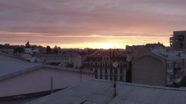 Podol, Kyiv 'in eski bir ilçesidir. Gün batımı. Yaz. Çatı katları. Havadan. ufuk çizgisi