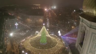 Ukrayna 'nın ana Noel ağacındaki hava manzarası Ukrayna' nın başkenti Kyiv 'deki Aziz Sophia Katedrali yakınlarındaki Sofiiska Meydanı' nda yer almaktadır.. 