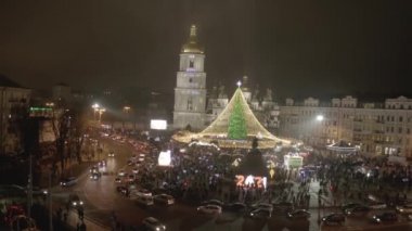 Ukrayna 'nın ana Noel ağacındaki hava manzarası Ukrayna' nın başkenti Kyiv 'deki Aziz Sophia Katedrali yakınlarındaki Sofiiska Meydanı' nda yer almaktadır.. 