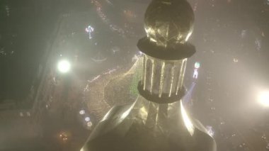 Ukrayna 'nın ana Noel ağacındaki hava manzarası Ukrayna' nın başkenti Kyiv 'deki Aziz Sophia Katedrali yakınlarındaki Sofiiska Meydanı' nda yer almaktadır.. 