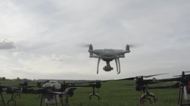 Agro drone sahada çalışıyor. Kimyasallarla alan tedavisi. Böceklere böcek ilacı sıkmak. Tarım sektöründe yenilikler. Yeni teknolojiler. Havadan. 