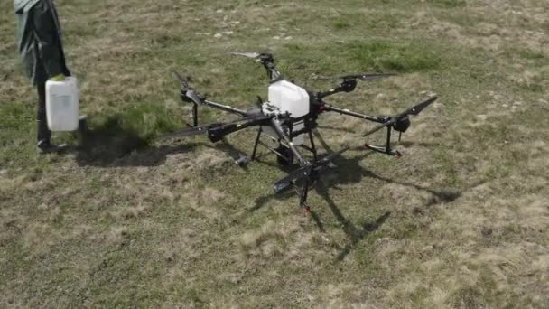 Agro Drone Werkt Het Veld Veldbehandeling Met Chemicaliën Bestrijding Van — Stockvideo