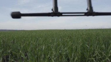 İHA 'yı uçuştan önce alanın işleyişine göre ayarlıyorum. Agro drone sahada çalışıyor. Kimyasallarla alan tedavisi. Böceklere böcek ilacı sıkmak. Tarım sektörü.