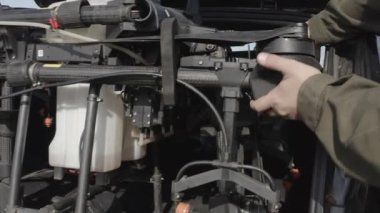 Agro drone sahada çalışıyor. Kimyasallarla alan tedavisi. Böceklere böcek ilacı sıkmak. Tarım sektöründe yenilikler. Yeni teknolojiler. Havadan. 