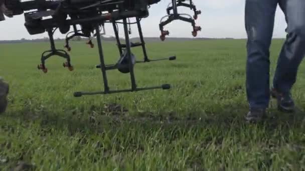 Het Opzetten Van Drone Voor Vlucht Verwerking Van Het Veld — Stockvideo
