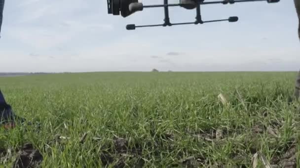 アグロ ドローンは現場で働いてる 化学物質を用いた野外治療 害虫に対して農薬を散布する 農業分野でのイノベーション 新しい技術だ — ストック動画