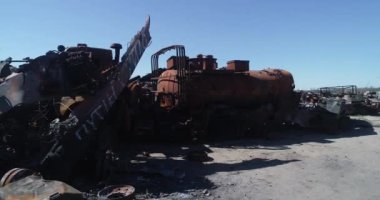 Yok edilmiş askeri konvoy. Yanmış savaş araçları. Paslı teknoloji. Topçu saldırısının sonucu olarak. Ukrayna 'da savaş. Bucha..