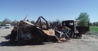 Yok edilmiş askeri konvoy. Yanmış savaş araçları. Paslı teknoloji. Topçu saldırısının sonucu olarak. Ukrayna 'da savaş. Bucha..