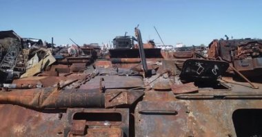 Yok edilmiş askeri konvoy. Yanmış savaş araçları. Paslı teknoloji. Topçu saldırısının sonucu olarak. Ukrayna 'da savaş. Bucha..