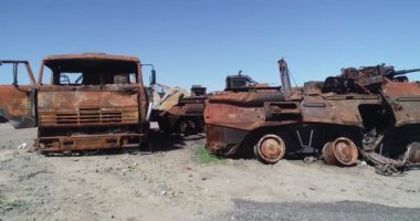 Yok edilmiş askeri konvoy. Yanmış savaş araçları. Paslı teknoloji. Topçu saldırısının sonucu olarak. Ukrayna 'da savaş. Bucha..