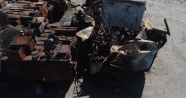 Yok edilmiş askeri konvoy. Yanmış savaş araçları. Paslı teknoloji. Topçu saldırısının sonucu olarak. Ukrayna 'da savaş. Bucha..