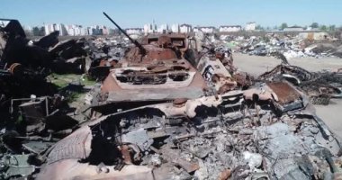 Yok edilmiş askeri konvoy. Yanmış savaş araçları. Paslı teknoloji. Topçu saldırısının sonucu olarak. Ukrayna 'da savaş. Bucha..