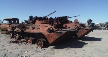 Yok edilmiş askeri konvoy. Yanmış savaş araçları. Paslı teknoloji. Topçu saldırısının sonucu olarak. Ukrayna 'da savaş. Bucha..
