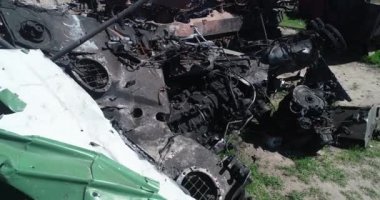 Yok edilmiş askeri konvoy. Yanmış savaş araçları. Paslı teknoloji. Topçu saldırısının sonucu olarak. Ukrayna 'da savaş. Bucha..
