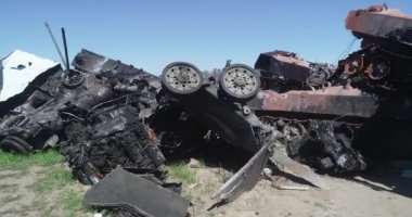 Yok edilmiş askeri konvoy. Yanmış savaş araçları. Paslı teknoloji. Topçu saldırısının sonucu olarak. Ukrayna 'da savaş. Bucha..