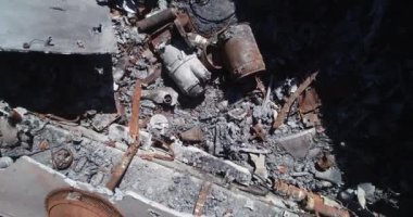 Yok edilmiş askeri konvoy. Yanmış savaş araçları. Paslı teknoloji. Topçu saldırısının sonucu olarak. Ukrayna 'da savaş. Bucha..